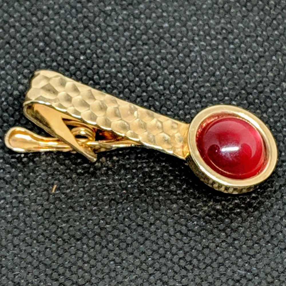 Modernist Hammered Gold tone Tie Clip w Red Lucite